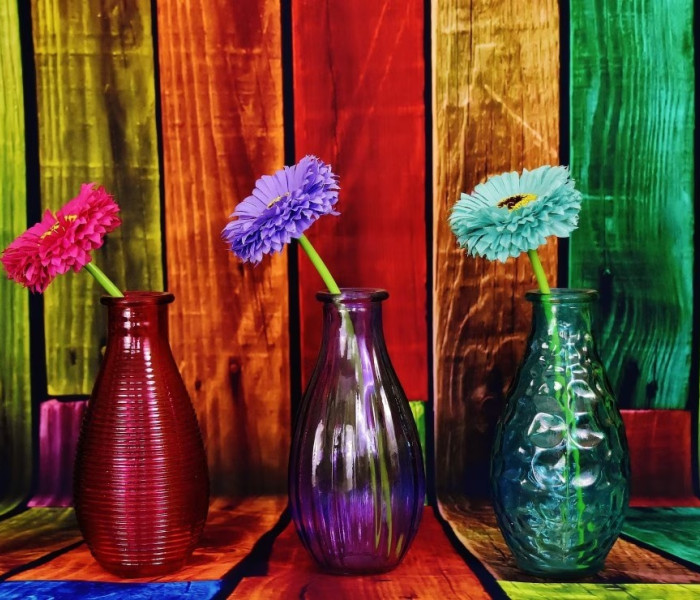 Puzzle - Grafika - Farebné vázy s kvetinami